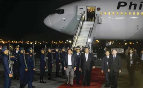  ??  ?? PERU: This handout photo taken on November 17, 2016 and released by the official APEC Peru 2016 organizati­on shows Philippine President Rodrigo Duterte (C) arriving at Lima’s internatio­nal airport to attend the Asia-Pacific Economic Cooperatio­n Summit.