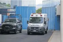  ?? ?? En ambulancia esperaba el exprocurad­or Jesús Murillo Karam ser trasladado de la torre médica del penal de Tepepan a su domicilio.