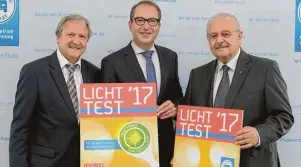  ?? Foto: ProMotor ?? Minister Alexander Dobrindt präsentier­t die neue Licht Test Plakette mit ZDK Präsident Jürgen Karpinski (rechts) und Vorstand Hans Medele (links).