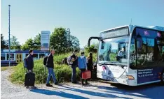  ??  ?? Als Schienener­satzverkeh­r fuhren zwischen Radersdorf und Dasing Busse und Taxis. Am Morgen erwarteten zwei Busse die Fahrgäste am Bahnhof in Radersdorf.