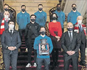  ?? FOTO: EFE ?? Diputación
La delegación del Athletic posa en el palacio foral con el Diputado General de Bizkaia