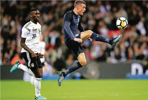  ?? FOTO: DPA ?? Geleitschu­tz: Antonio Rüdiger (links) verfolgt den englischen Stürmer Jamie Vardy.