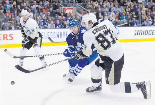  ?? CHRIS YOUNG/THE CANADIAN PRESS FILES ?? Penguins’ Sidney Crosby could be setting up former Leafs forward Phil Kessel, who was traded to Pittsburg in a six-player deal on Wednesday.