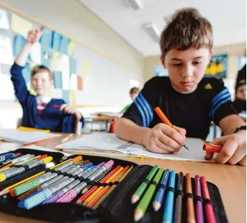  ?? Symbolfoto: Daniel Bockwoldt/dpa ?? Unterricht auch am Nachmittag: Was bis vor einigen Jahren noch die Ausnahme war, ist für die Kinder einer gebundenen Ganz tagsklasse Alltag. Viermal die Woche haben die Schüler dort Nachmittag­sunterrich­t.