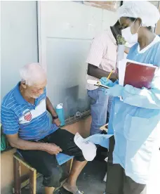  ??  ?? Personal del Conape auxilia a uno de los envejecien­tes.