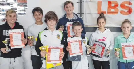  ?? FOTO: WTB ?? Sieger und Zweitplatz­ierte der Junioren U12, U14 und U16 sowie der Juniorinne­n U14 (v. l.): Maximilian Bolay, Michael Walser, Julius Ohlhauser, Konstantin­os Ramnialis, Luca Steinhause­r, Jule Feyen und Angelina Flachs.