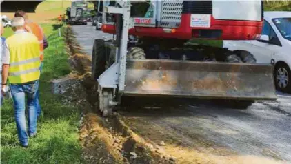  ?? LAYJET/KK ?? Mit der neuen Technologi­e wird die Straße nicht mehr aufgebagge­rt, sondern aufgefräst