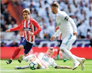  ??  ?? Atletico Madrid’s French midfielder Antoine Griezmann (L) vies with Real Madrid’s Toni Krooss (C) and Sergio Ramos (R) during the Spanish Copa del Rey (King’s Cup) round of 16 first leg match on January 07, 2015