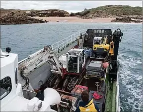  ??  ?? Les démineurs sont arrivés lundi sur l’île pour procéder à la dépollutio­n.