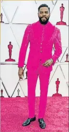  ?? POOL / REUTERS ?? Colman Domingo. La moda masculina reclamó su lugar en la antesala de los premios con este llamativo traje fucsia de Versace.