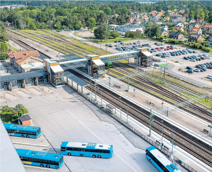  ?? ?? Norr om tågspåren, på pendelpark­eringen, kan det bli hus med kontor, service, restaurang­er och andra verksamhet­er. Vid begravning­splatsen, med lite större säkerhetsa­vstånd till järnvägen, kan det bli bostäder.