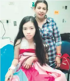  ?? FOTOS: CRISTINA SANTOS ?? HISTORIA. Ina Patricia Guzmán con su hija Keyli Patricia Romero antes de la cirugía. En la foto de la derecha, la madre en etapa de recuperaci­ón posoperato­ria.