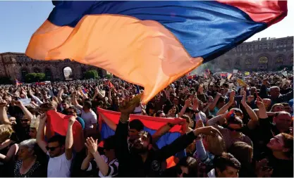  ?? FOTO: LEHTIKUVA/VANO SHLAMOV ?? Den politiska krisen fortsätter i Armenien. Nya demonstrat­ioner hölls i går i huvudstade­n Jerevan.