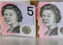  ?? ?? Notas de cinco dólares australian­os com a rainha Elizabeth 2ª