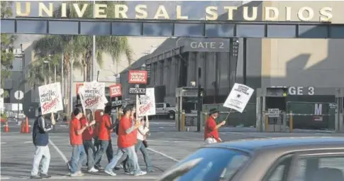  ?? // REUTERS ?? Manifestan­tes frente a los estudios Universal en 2007, cuando 12.000 guionistas fueron a la huelga