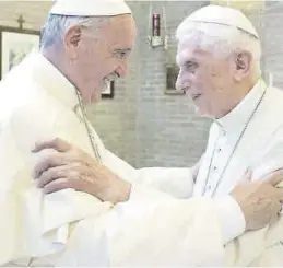  ?? EUROPA PRESS ?? Francisco y Benedicto XVI se abrazan tras la renuncia del segundo al papado.