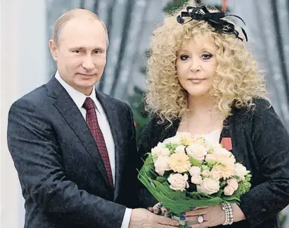  ?? Alexei Druzhinin / AP ?? La cantant russa Al·la Pugatxova amb el president Vladímir Putin en una recepció el 2014