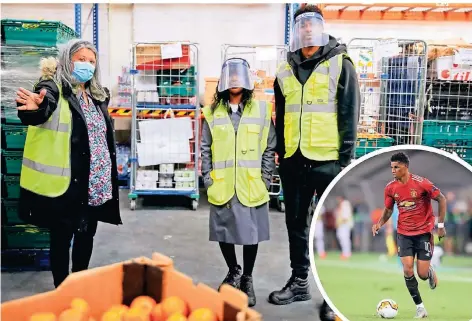  ?? FOTO: AP, IMAGO IMAGES | MONTAGE: FERL ?? Manchester-United-Spieler Marcus Rashford (r. und kleines Bild) und seine Mutter Melanie (Mitte) beim Besuch des Warenlager­s des Wohltätigk­eitsnetzwe­rkes Fareshare in Manchester. Dieses will ihn bei seinem Vorhaben, Gratismahl­zeiten für bedürftige Kinder auszuteile­n, unterstütz­en.