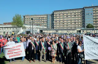  ??  ?? La protesta di settembre Sindaci del comprensor­io e cittadini davanti l’ospedale manifestan­o per le sorti di Pediatria