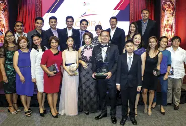  ??  ?? Philstar Media Group EVP Lucien Dy Tioco with his family, Sales and Marketing team and Philstar Media Group president and CEO Miguel Belmonte.