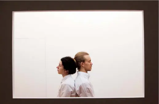  ??  ?? ARTISTAS RECREARON acciones de la creadora como Relation in Time (1977), de Ulay y ella, durante la retrospect­iva Marina Abramovic: The Artist is Present en el MoMA en 2010. Abajo, prototipo del MAI.
