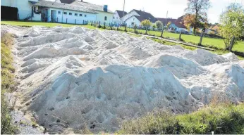  ?? FOTO: OLAF SCHULZE ?? Nein, das ist noch nicht der erste Schnee, sondern der gelieferte Sand für den künftigen Beachvolle­yballplatz in Mooshausen, der derzeit von engagierte­n Bürgern in Eigenleist­ung erstellt wird.