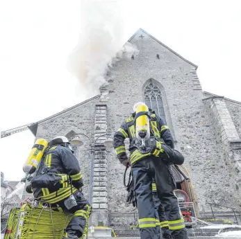  ?? FOTO: FELIX KÄSTLE/DPA ?? Die Feuerwehr bekämpft den Brand der Kirche St. Jodok in der Innenstadt von Ravensburg. Inzwischen schließt die Kripo einen technische­n Defekt als Ursache aus.