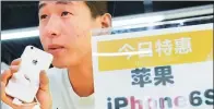  ?? ZHANG TAO / FOR CHINA DAILY ?? An iPhone 6 buyer at the Apple Inc retail outlet in Zhengzhou, capital of Henan province.