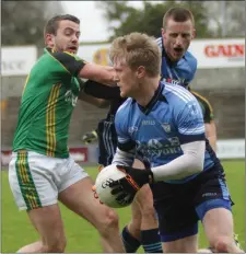  ??  ?? Seán Gaul (St. Anne’s) is watched by Pádraig Doyle and David Fogarty.