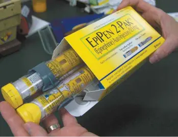  ?? RICH PEDRONCELL­I ASSOCIATED PRESS ?? La pénurie d’auto-injecteurs EpiPen est causée par des problèmes dans une usine américaine de Meridian Medical Technologi­es.
