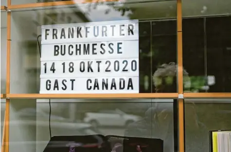  ?? Foto: Frank Rumpenhors­t, dpa ?? Mit diesem Schild im Schaufenst­er des Börsenvere­ins des Deutschen Buchhandel­s in Frankfurt ist das Wichtigste gesagt.