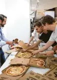  ??  ?? Unverzicht­bar bei jedem Hackathon: Pizza in rauen Mengen.