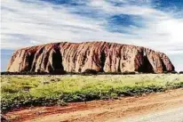  ?? AFP ?? Der auch Ayers Rock genannte Uluru, ein Inselberg aus Sedimentge­stein