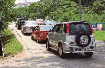  ??  ?? Jalan yang sempit menyebabka­n kesesakan di Jalan Batu berhampira­n Kampung Semarak.