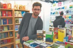  ?? NESTOR GRASSI ?? FERIA. Denis Fernández, responsabl­e de Marciana, en el stand.