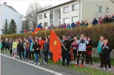  ?? Foto: Alexandr Satinský, MAFRA, Facebook ?? Domek majitelka pronajímá sociálně slabým (vlevo). Místní v sobotu demonstrov­ali proti Romům.