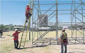  ?? (GOBIERNO DE CÓRDOBA) ?? Preparativ­os. Frente al Centro Cívico, ayer se estaba montando el escenario donde se hará la ceremonia.