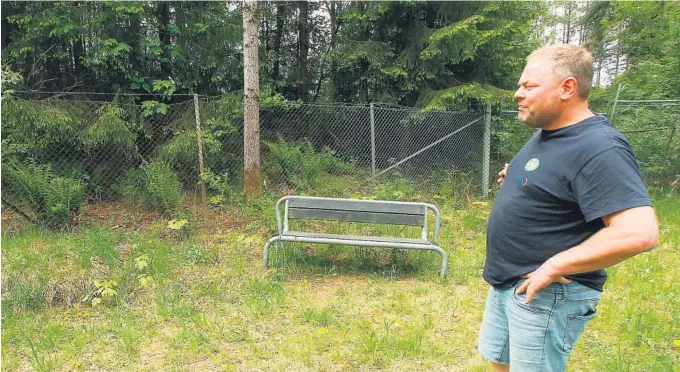  ?? FOTO: JAN BJØRN TARANRØD ?? UBEHAGELIG: Varpet-beboer Svein-Arne Brokke forteller at lukta kan vaere veldig ubehagelig. – Den merkes spesielt når vaeret er fuktig eller det har regnet, sier han.