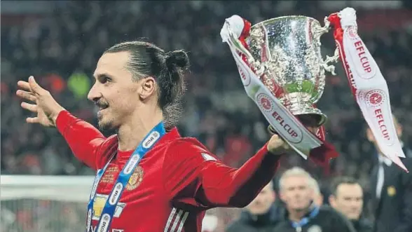  ?? TIM IRELAND / AP ?? Zlatan Ibrahimovi­c fue el héroe del United y el responsabl­e de levantar la Copa y ofrecerla a su actual afición