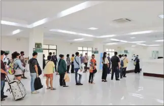  ?? FN ?? People line up for immigratio­n services at the Poipet Internatio­nal Border Checkpoint in 2023.