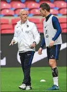  ??  ?? Deschamps et Koscielny en 2016.