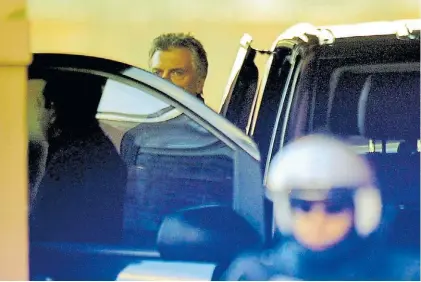  ?? JUANO TESONE ?? Momento crítico. El presidente Mauricio Macri sale ayer por la tarde de la Casa de Gobierno.