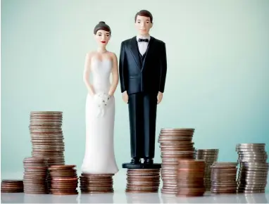  ??  ?? To keep your wedding finances in check, the most important thing is to set a budget. Try to stick to the budget but leave room for incidental­s so you don’t feel pressed at any time during the planning stage.