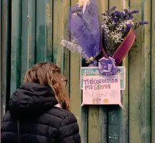  ??  ?? Un omaggio dei tifosi della Fiorentina in memoria del loro capitano