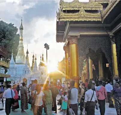  ?? FOTOS (3): LEONIE MERHEIM ?? In Myanmar leben etwa 135 Ethnien zusammen – je nach Religion locken imposante Gotteshäus­er.