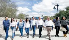  ??  ?? El gobernador Francisco Domínguez y el subsecreta­rio de Turismo federal, Gerardo Corona, durante la inauguraci­ón de las obras en Jalpan.