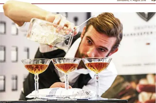  ??  ?? Bei der Arbeit: Martin Schoder gießt beim Wettbewerb vor den Augen der Jury den Medikus ein. Er besteht aus Aquavit, selbst gemachtem Cold Brew, Kastanienl­ikör, Sherry und Bitters . Foto: Roland Justynowic­z