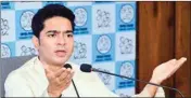  ?? ?? (Top) File photo of Abhishek Banerjee and (Bottom) a photograph shared by the MP where one of the accused is seen with a local BJP leader wearing a saffron turban