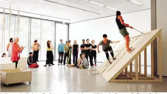  ??  ?? Im Museum der Moderne: Eine Retrospekt­ive zu Leben und Wirken der Choreograf­in Simone Forti