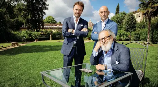  ?? ?? Sopra, in senso orario, Niccolò, 43 Filippo, 37 con il padre Stefano Ricci, ritratti nel giardino del Four Seasons di Firenze